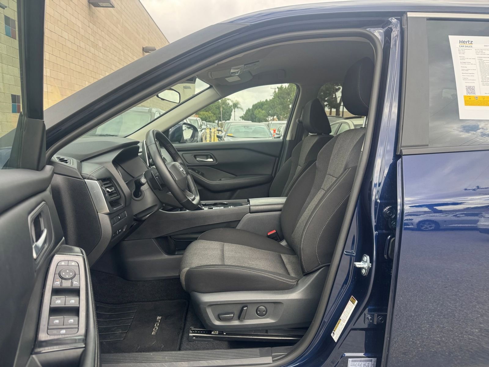 Used 2025 Nissan Rogue SV FWD image 29