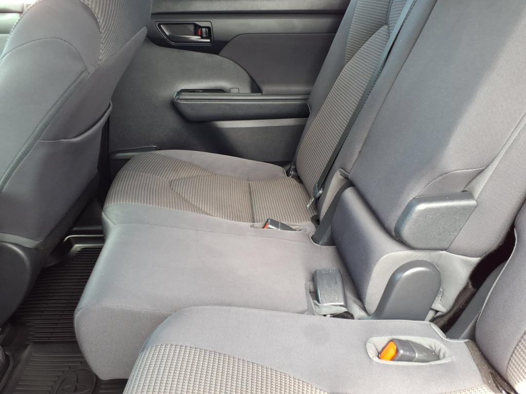 Used 2021 Toyota Highlander LE AWD/4WD image 15