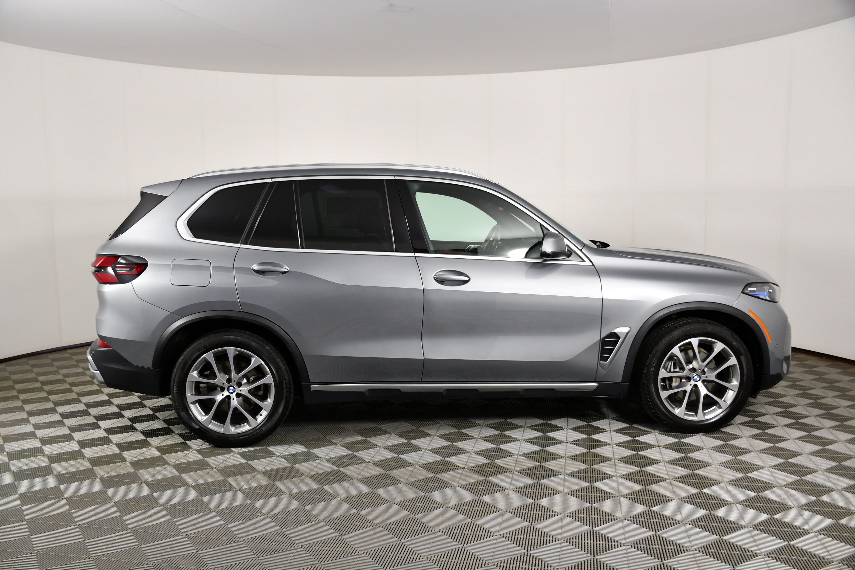 Used 2024 BMW X5 xDrive40i w/ Premium Package AWD/4WD image 5