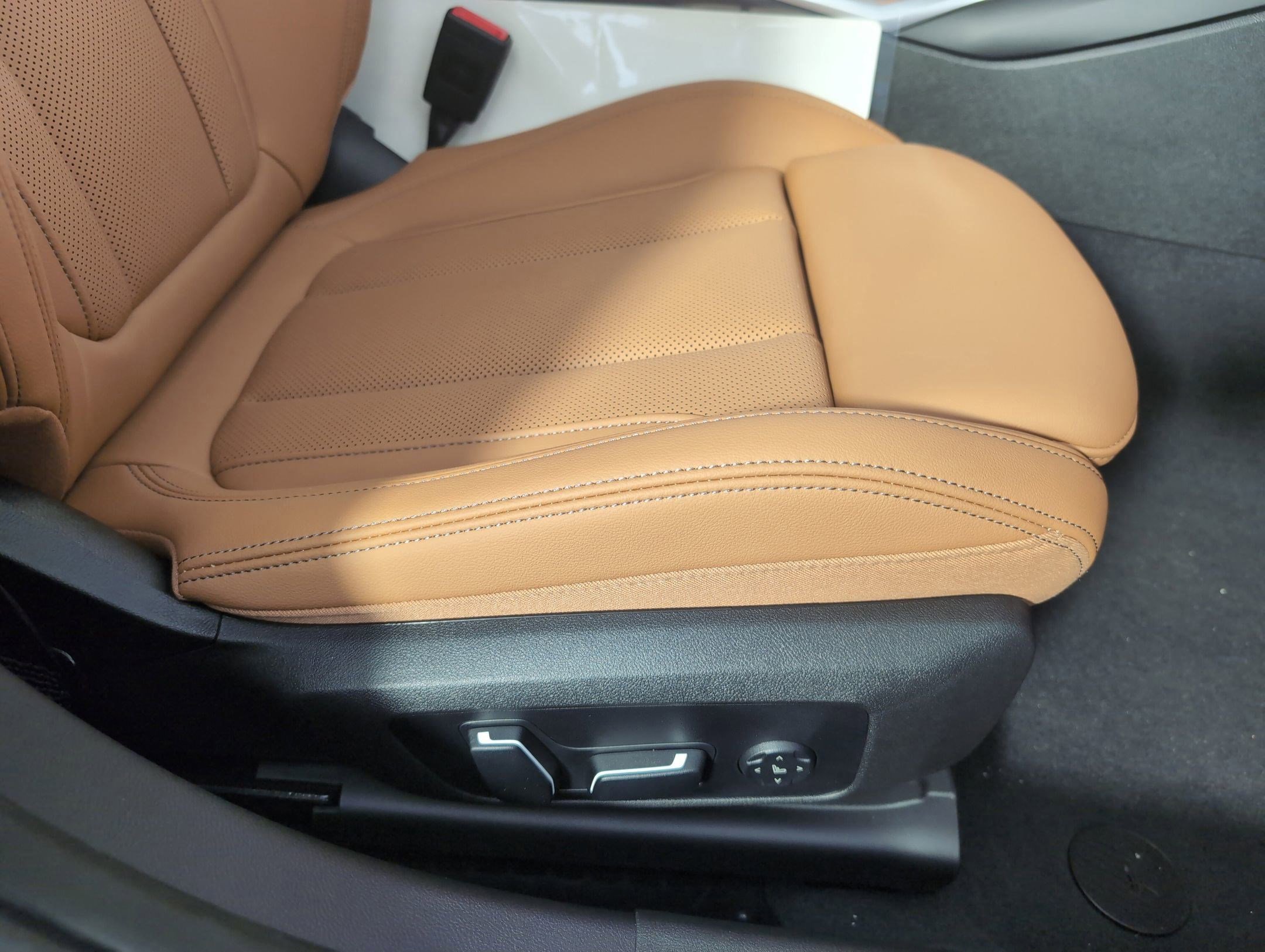 Used 2025 BMW 330i Sedan w/ Convenience Package image 32