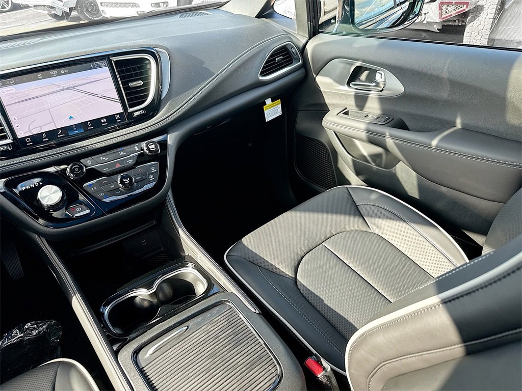 New 2026 Chrysler Pacifica Limited w/ S Appearance Package image 25