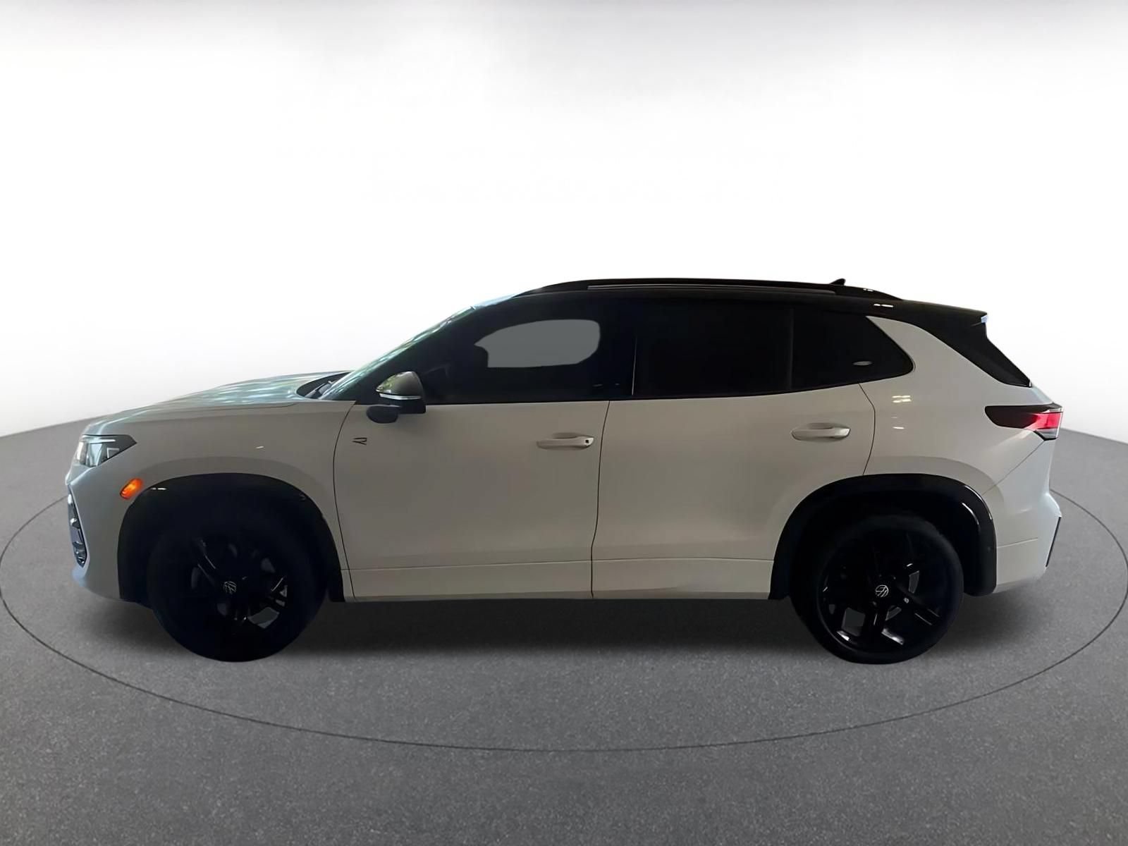 Used 2025 Volkswagen Tiguan SE R-Line AWD/4WD image 9