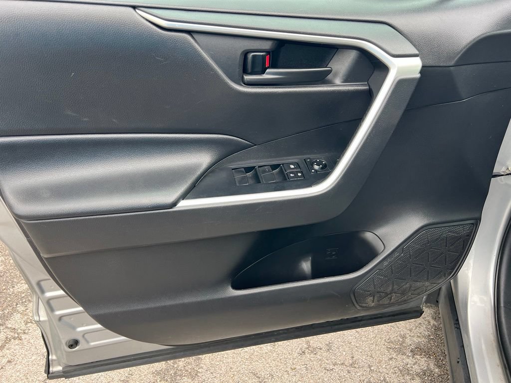 Used 2020 Toyota RAV4 LE FWD image 16