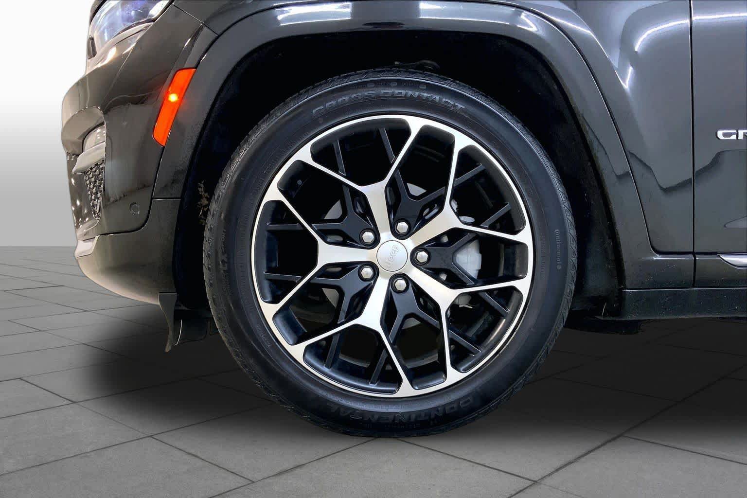 Used 2023 Jeep Grand Cherokee Summit AWD/4WD image 9