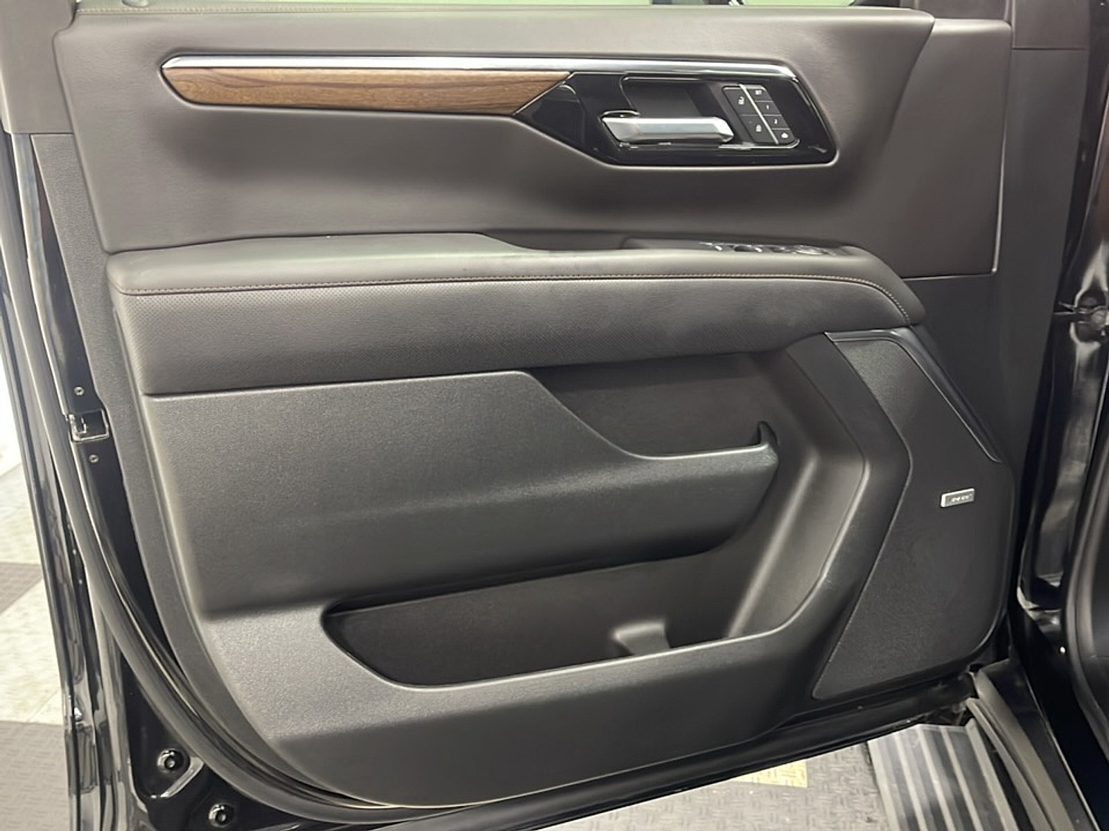 Used 2025 Chevrolet Tahoe High Country AWD/4WD image 12