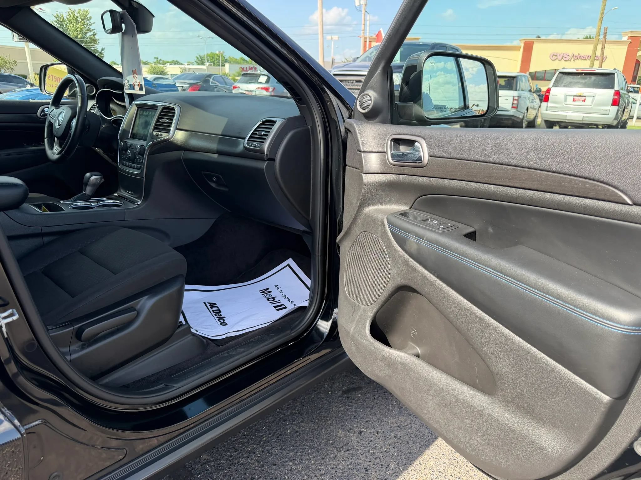 Used 2018 Jeep Grand Cherokee Laredo AWD/4WD image 13