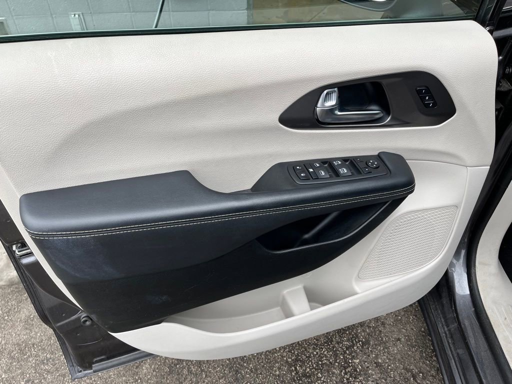 Used 2023 Chrysler Pacifica Touring-L FWD image 10