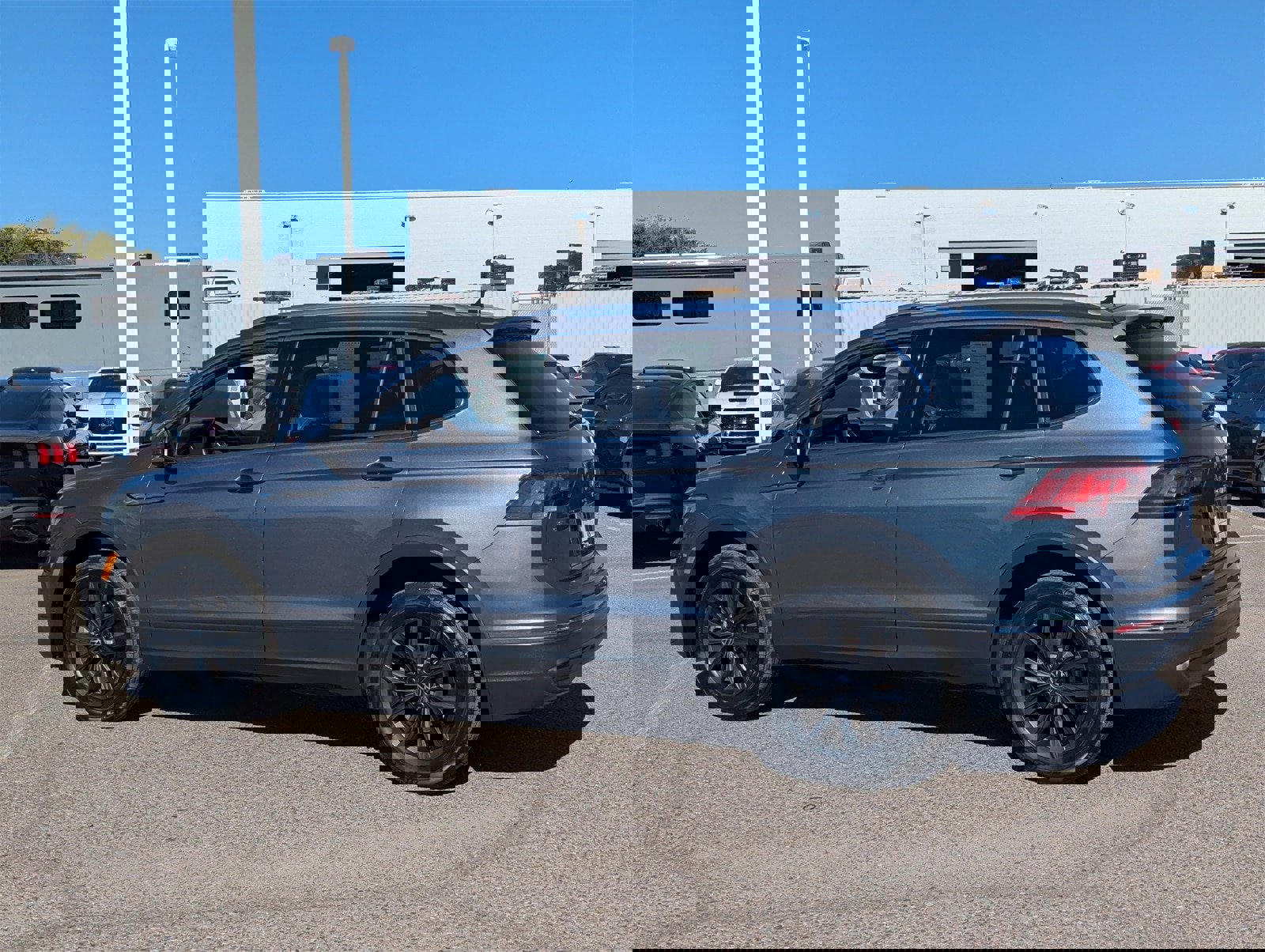 Used 2024 Volkswagen Tiguan SE image 31