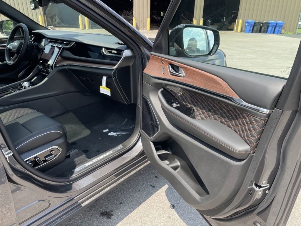 Used 2023 Jeep Grand Cherokee Summit image 18