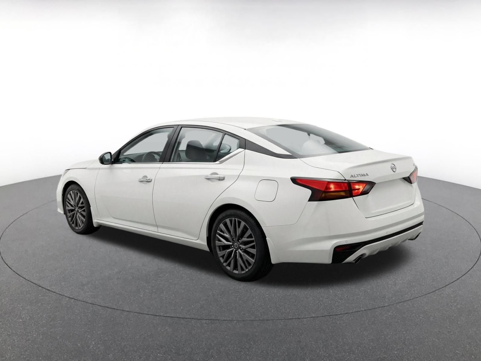 Used 2025 Nissan Altima 2.5 SV FWD image 7