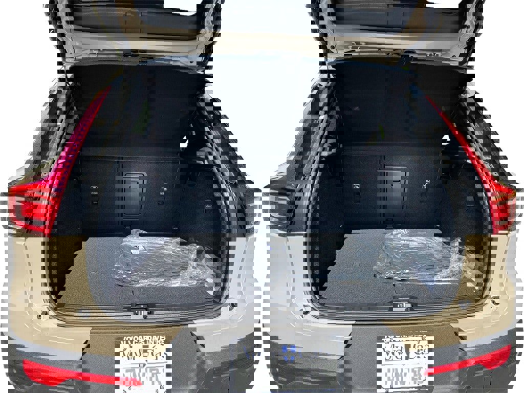 New 2025 Volvo XC40 B5 Ultra w/ Climate Package image 5