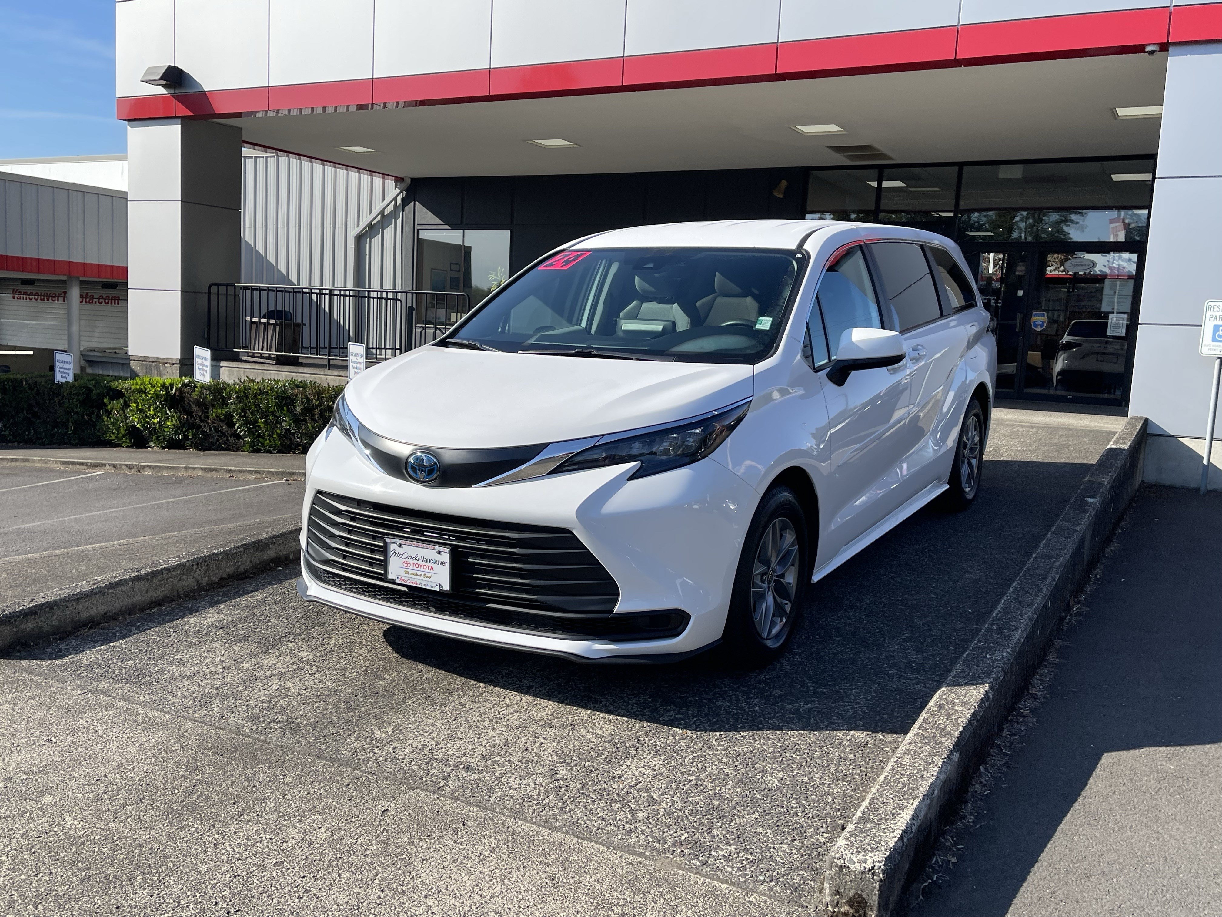 Certified 2024 Toyota Sienna LE AWD/4WD image 3