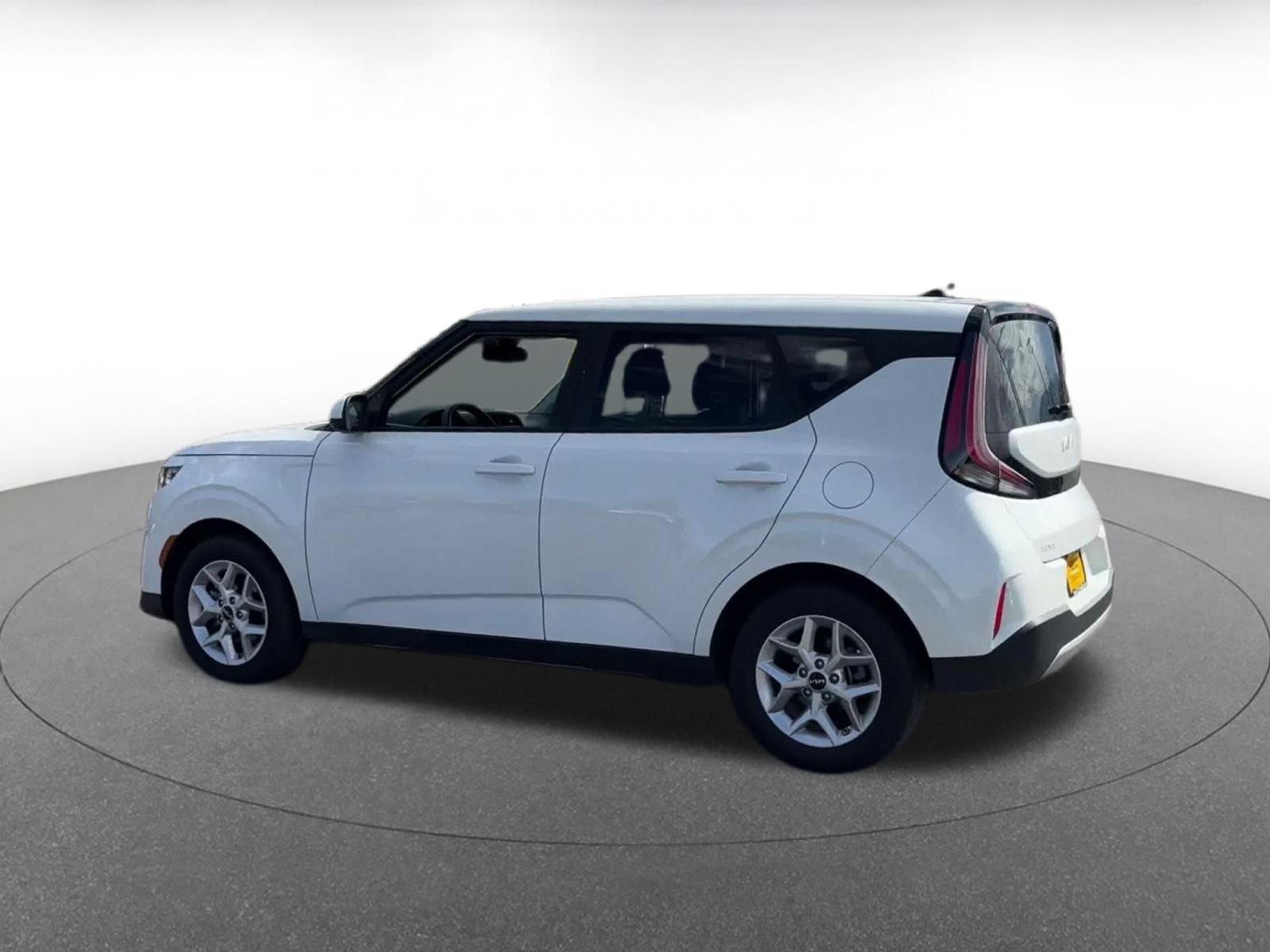 Used 2025 Kia Soul LX w/ LX Technology Package FWD image 9