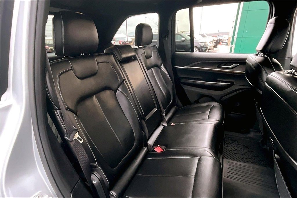 Used 2025 Jeep Grand Cherokee Limited w/ Black Appearance Package image 27