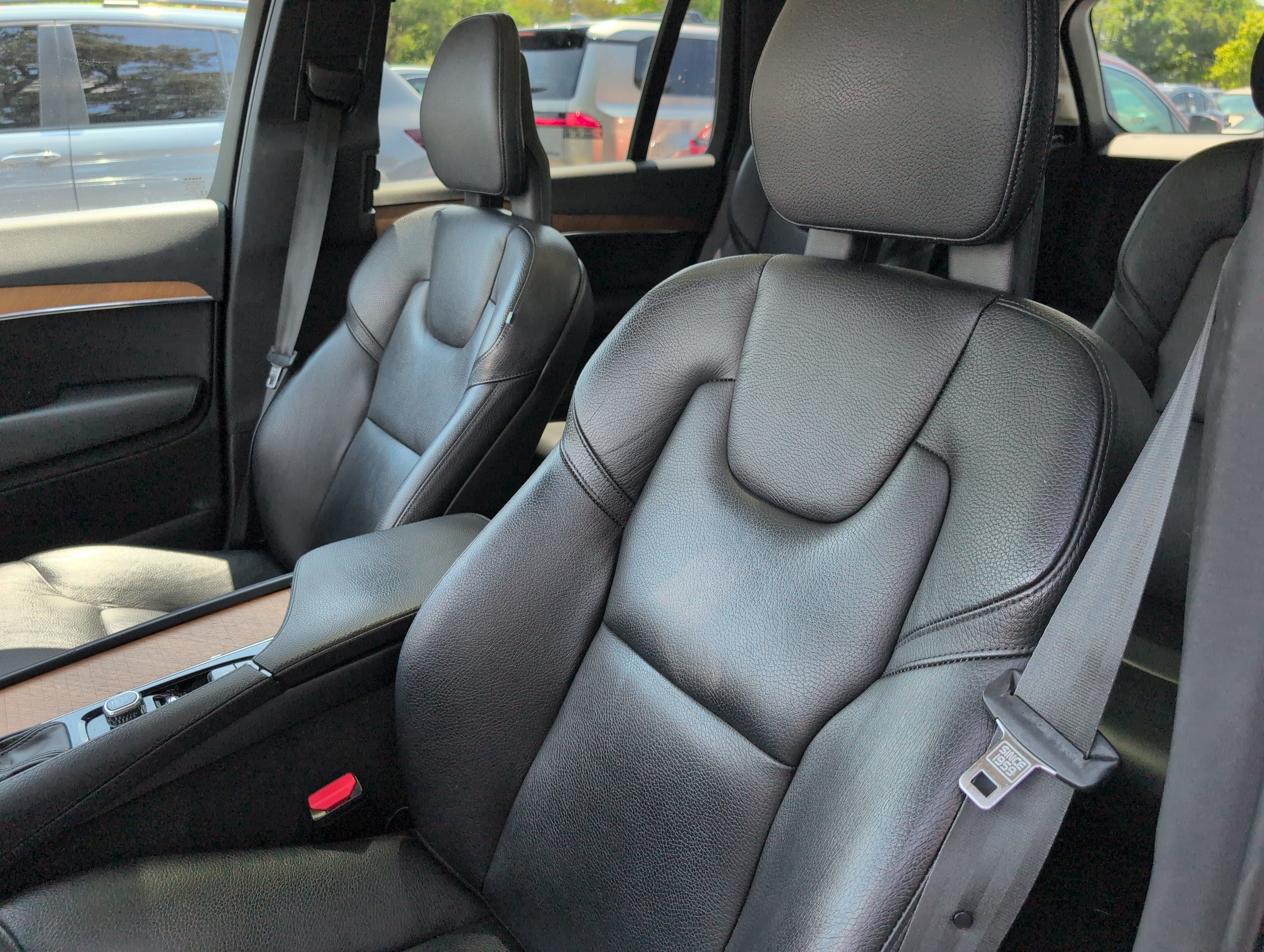 Used 2021 Volvo XC90 T6 Momentum w/ Advanced Package AWD/4WD image 5