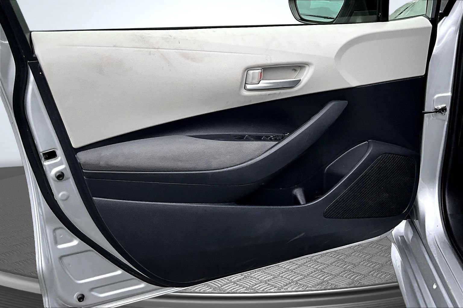 Used 2020 Toyota Corolla LE FWD image 18