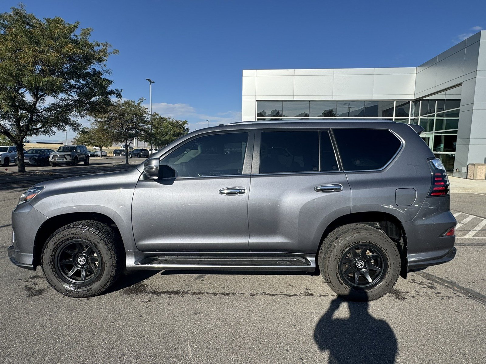Used 2023 Lexus GX 460 Luxury w/ Sport Design Package AWD/4WD image 3