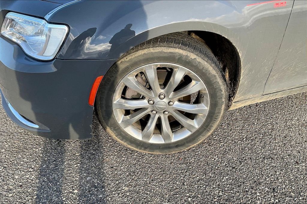 Used 2019 Chrysler 300 Limited w/ Safetytec Plus Group image 4