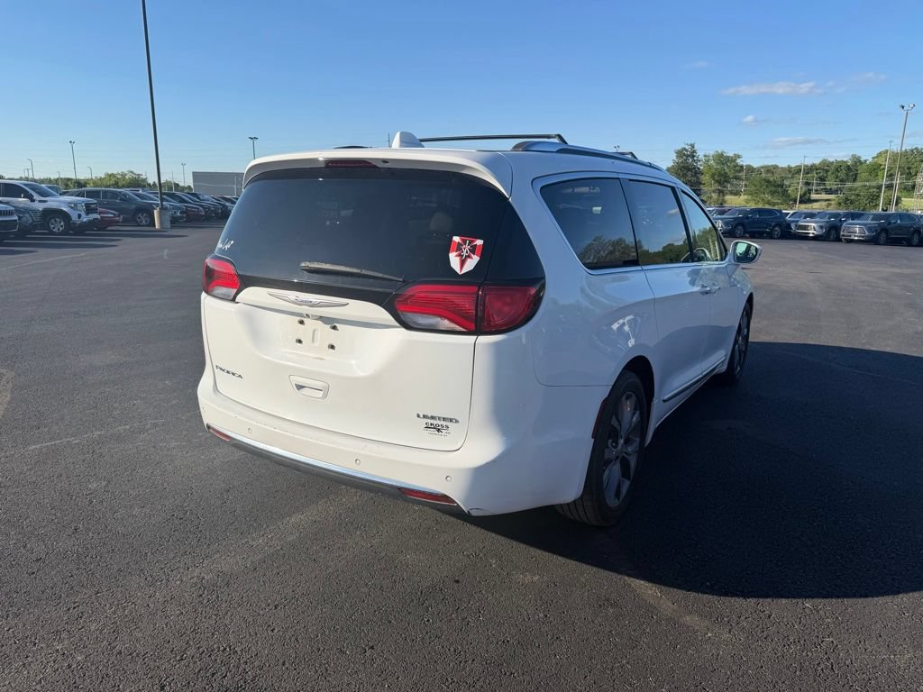 Used 2018 Chrysler Pacifica Limited w/ Tire & Wheel Group FWD image 3