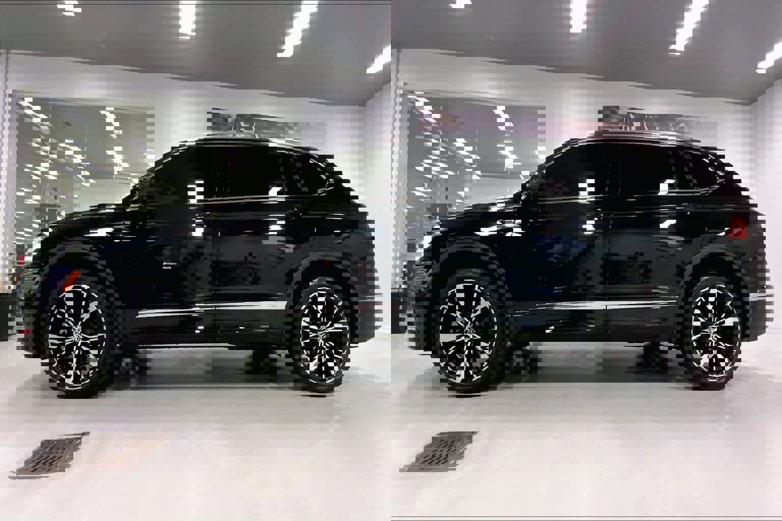 Used 2023 Volkswagen Tiguan SEL R-Line image 3