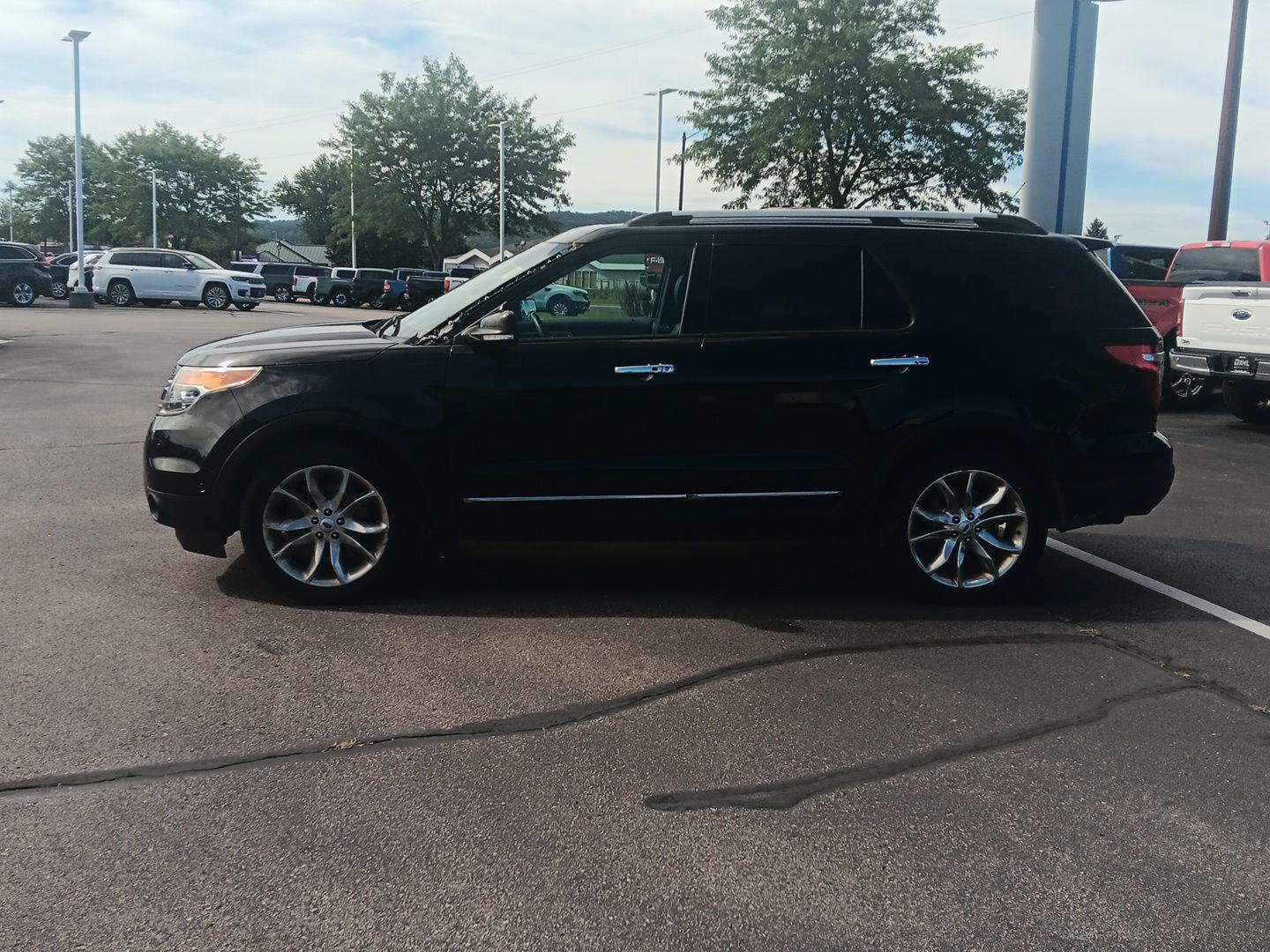 Used 2015 Ford Explorer Limited w/ Equipment Group 302A AWD/4WD image 9