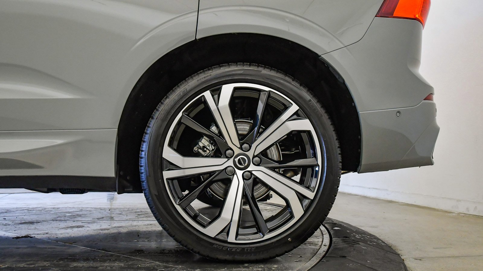 Certified 2025 Volvo XC60 B5 Ultra w/ Protection Package Premier image 11