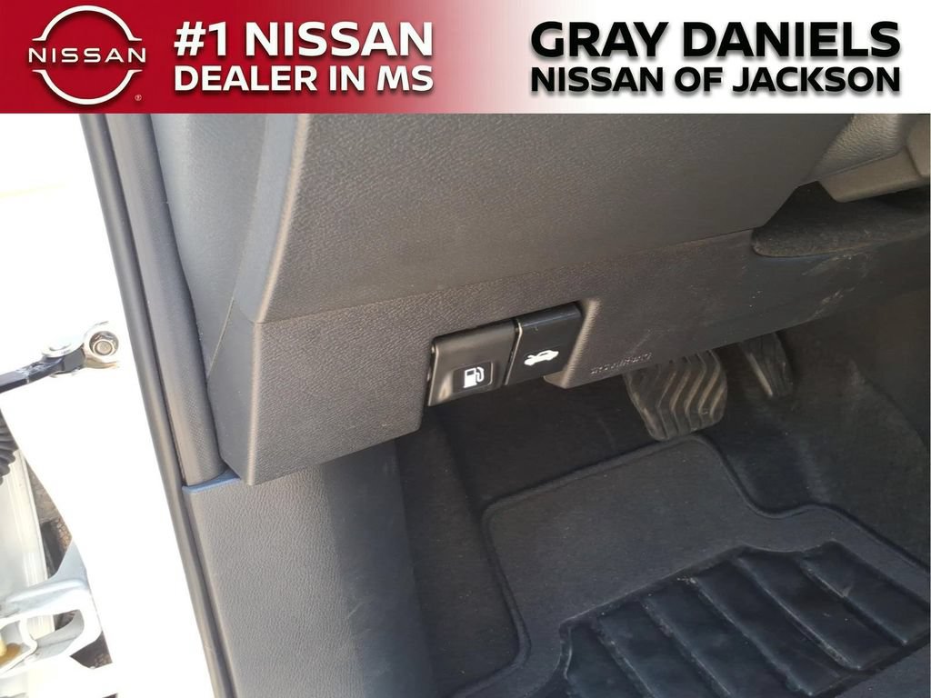 New 2025 Nissan Versa SR w/ Trunk Package FWD image 12