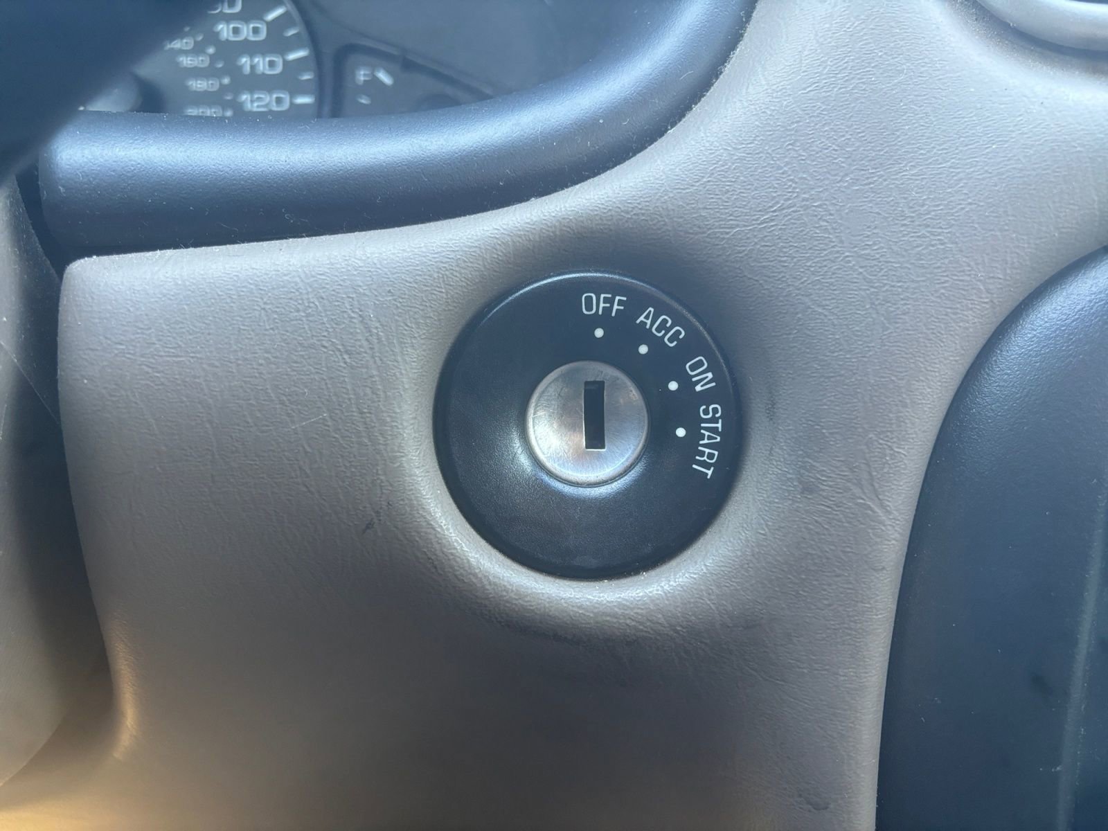 Used 2004 Oldsmobile Alero GL image 24