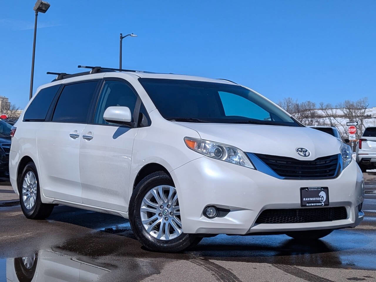 Used 2017 Toyota Sienna XLE image 32