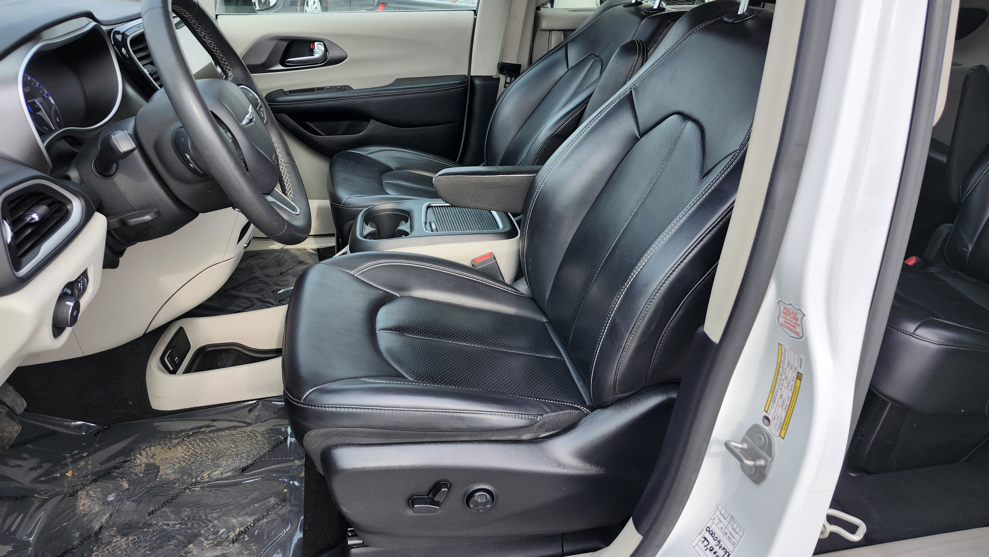 Used 2023 Chrysler Pacifica Touring-L image 20