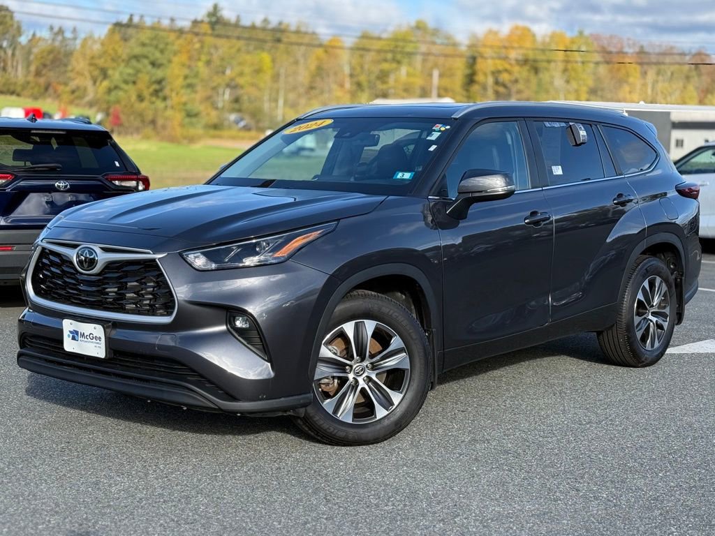 Certified 2024 Toyota Highlander XLE image 1