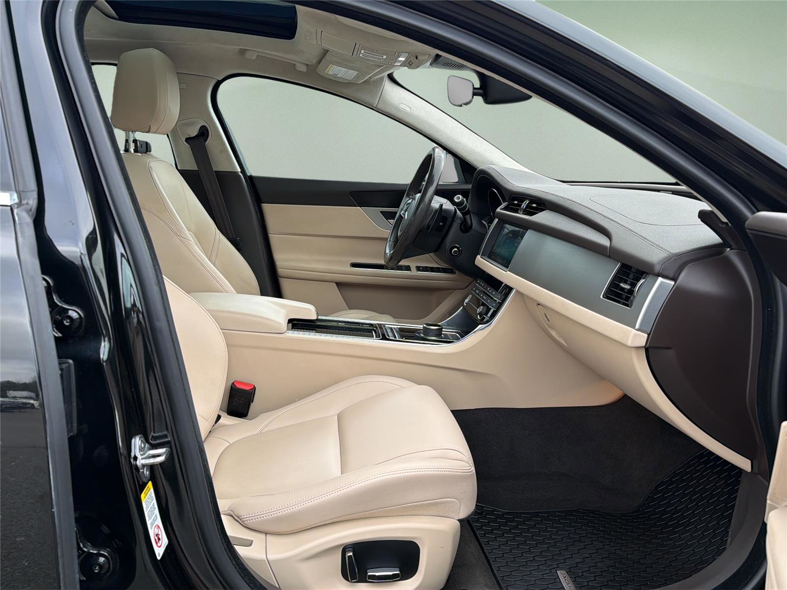 Used 2020 Jaguar XF Premium image 19