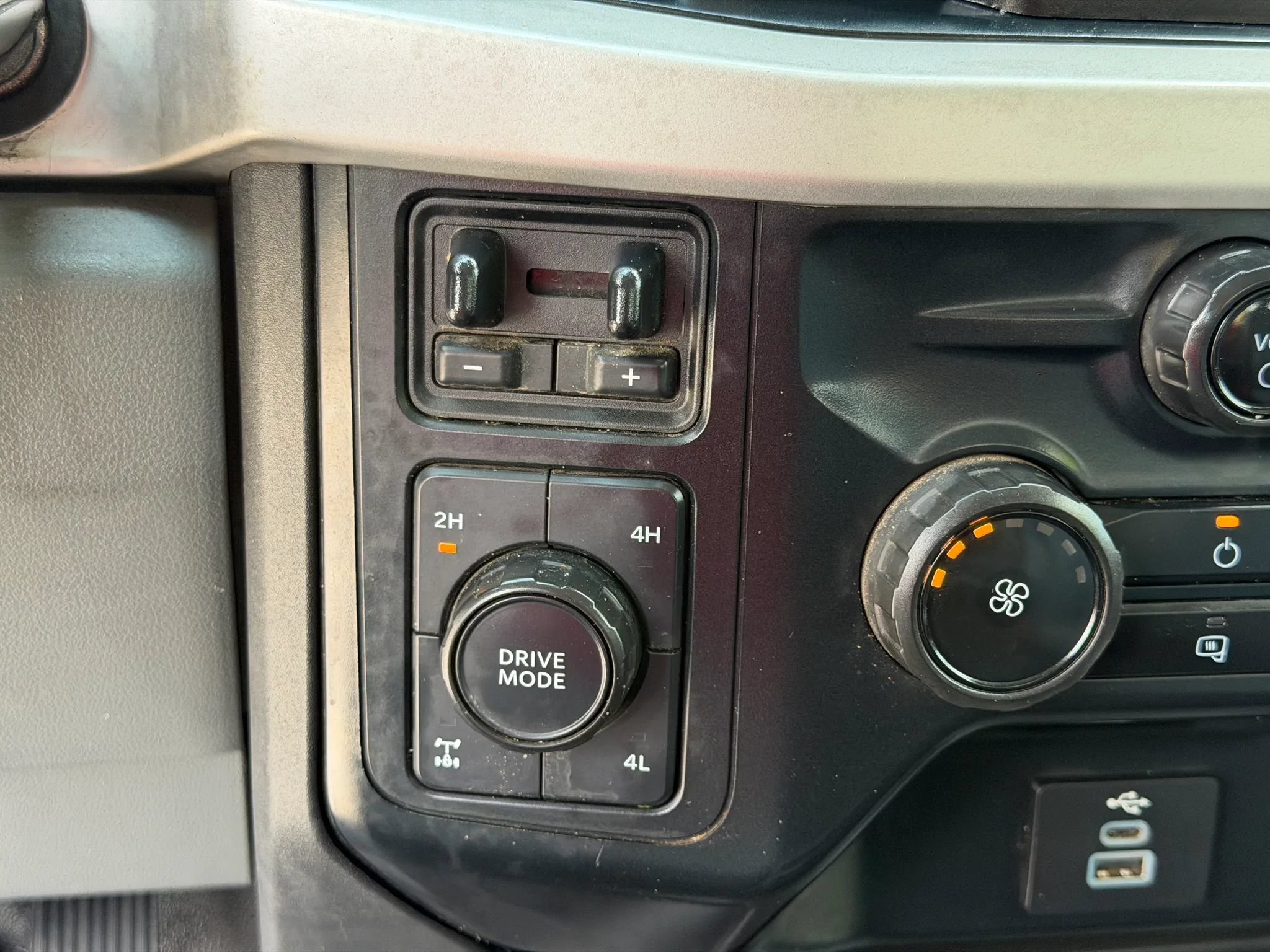 Used 2023 Ford F350 4x4 Crew Cab XL w/ XL Off-Road Package image 14