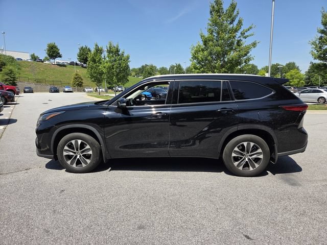 Used 2022 Toyota Highlander XLE AWD/4WD image 8