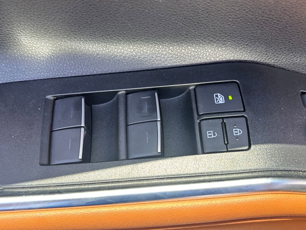 Used 2025 Toyota Highlander Platinum image 7