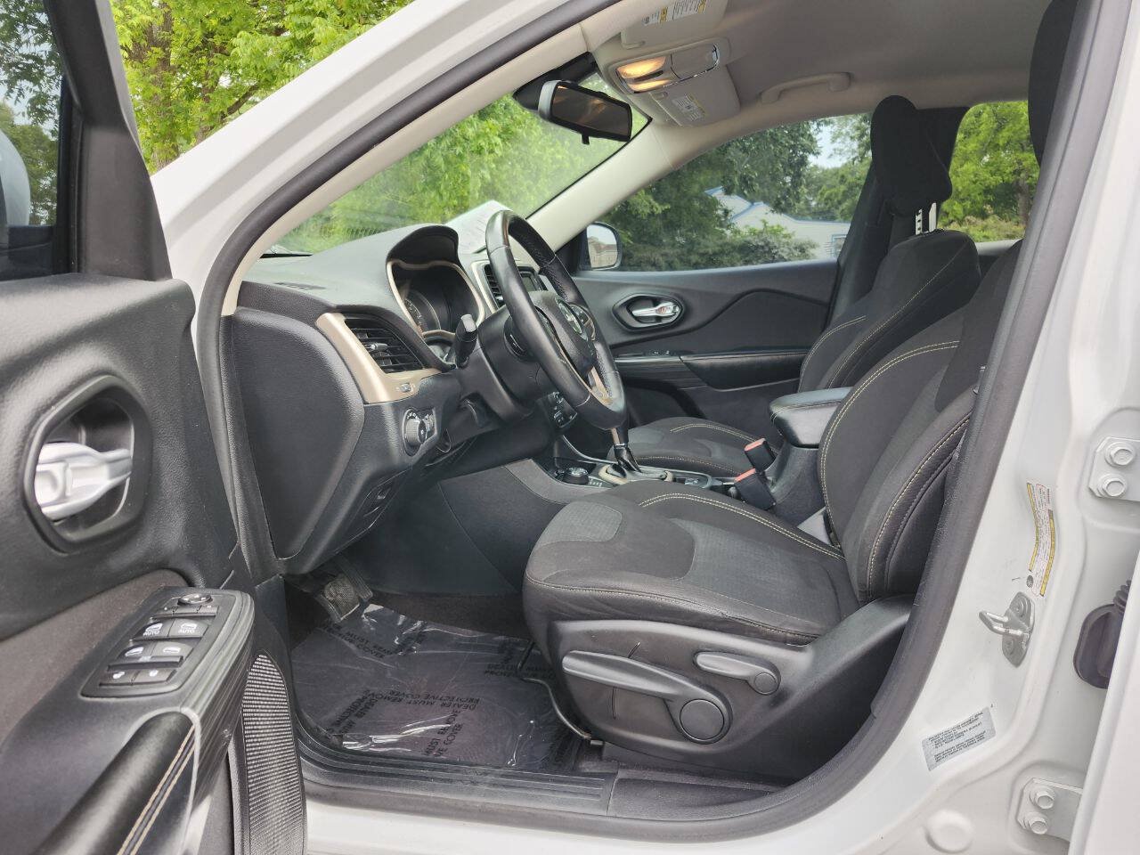 Used 2016 Jeep Cherokee Latitude AWD/4WD image 5
