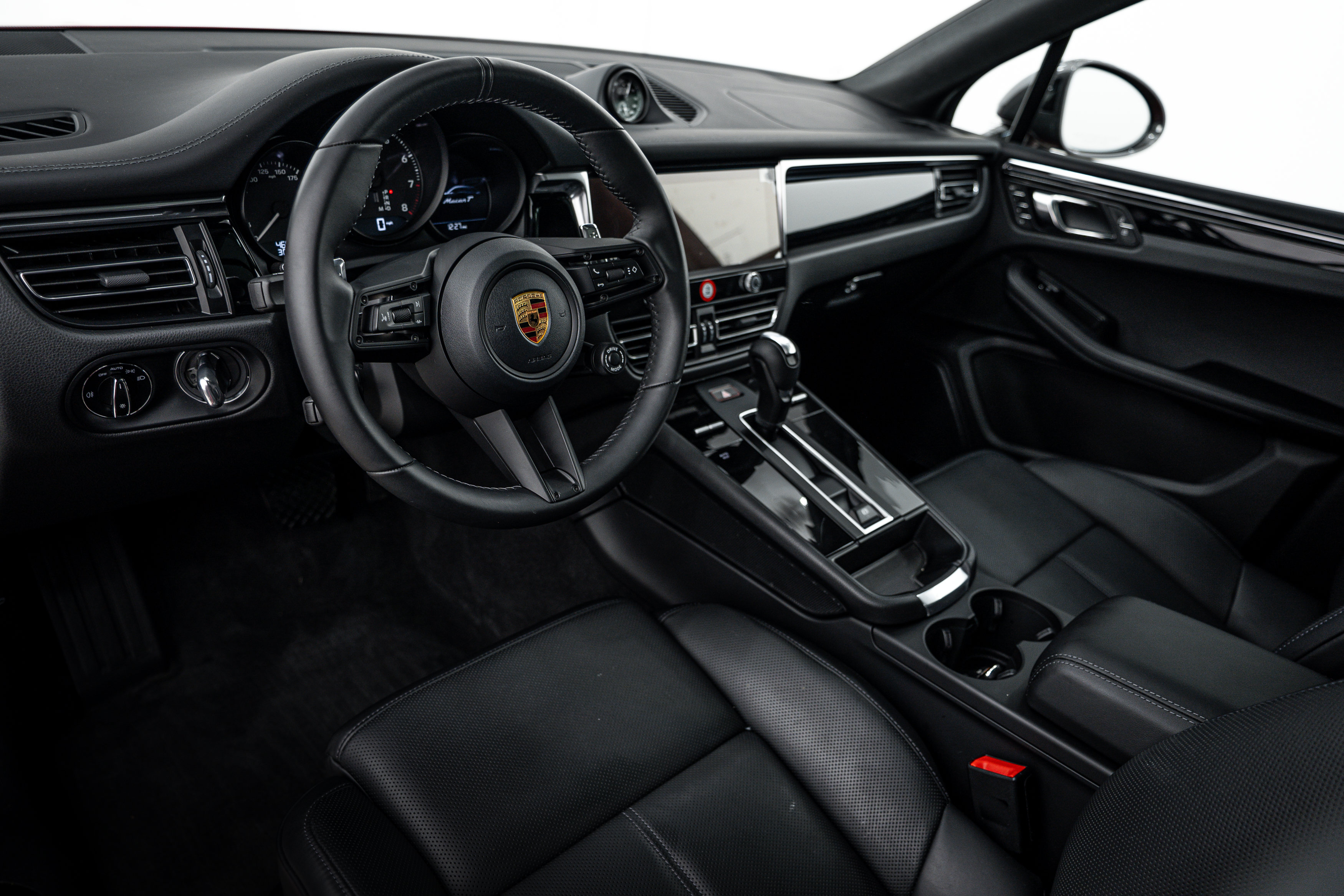 Certified 2026 Porsche Macan Turbo AWD/4WD image 4