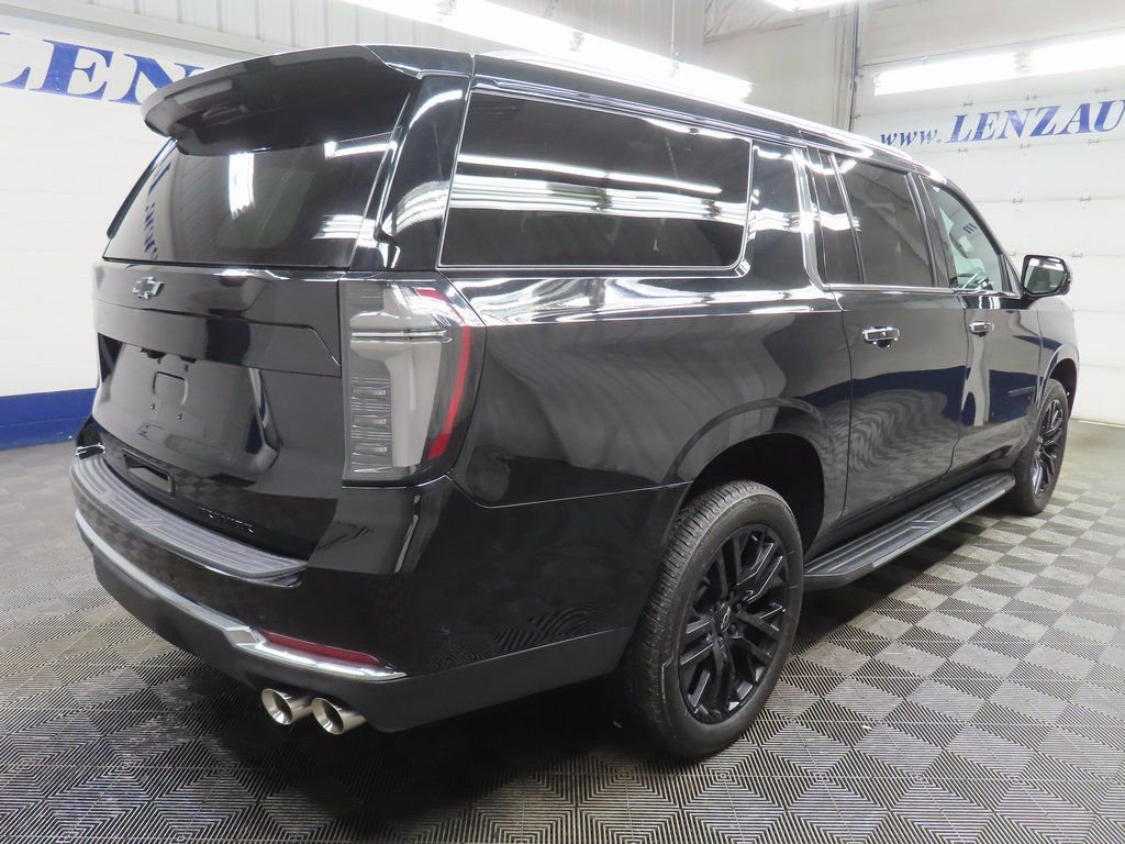 Used 2025 Chevrolet Suburban Premier AWD/4WD image 4