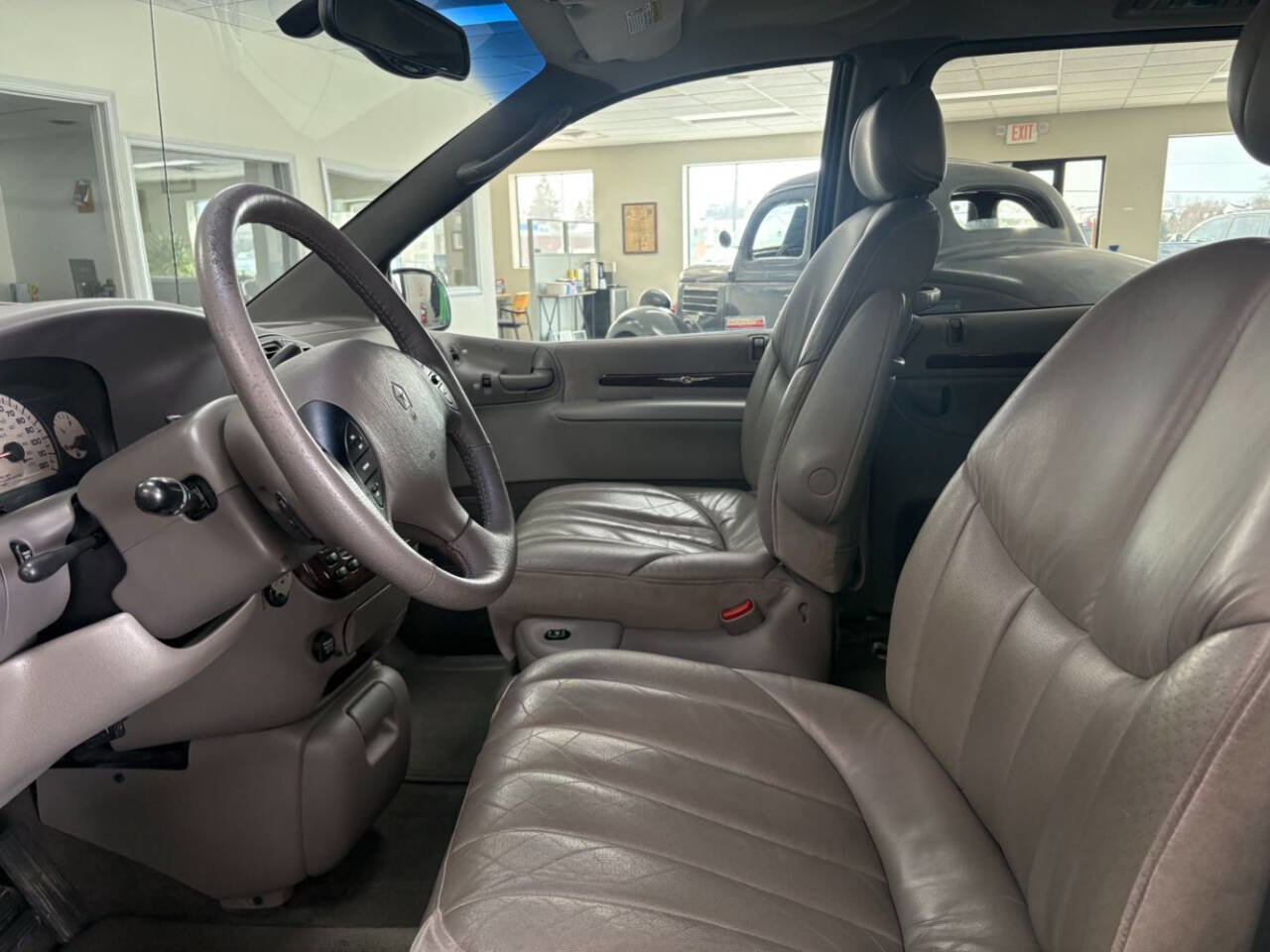 Used 2000 Chrysler Town & Country Limited image 8