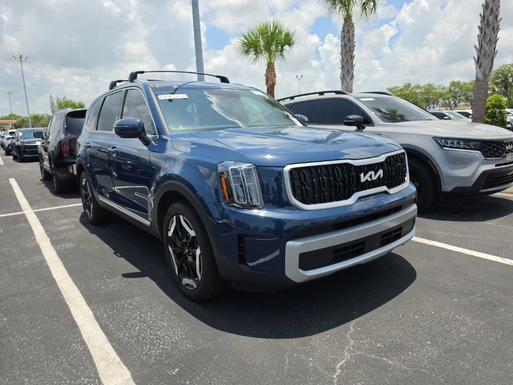 Certified 2024 Kia Telluride EX w/ EX Captain's Chair Package AWD/4WD image 2