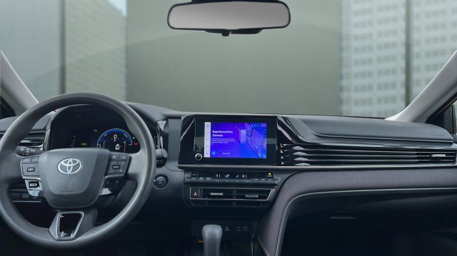 Used 2025 Toyota Camry LE image 10