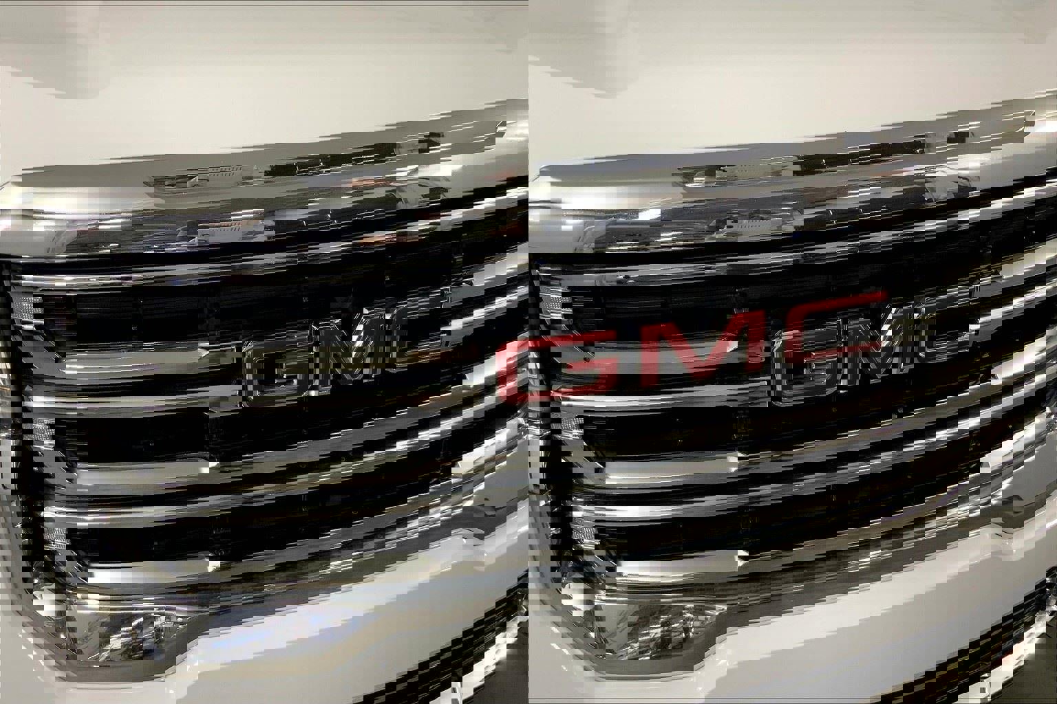 Used 2023 GMC Acadia SLE w/ Driver Convenience Package image 30