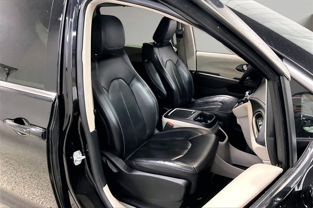 Used 2022 Chrysler Pacifica Touring-L image 30