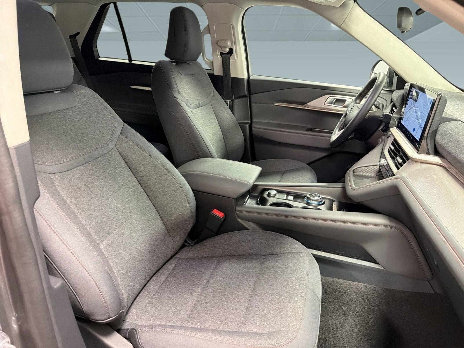 Used 2025 Ford Explorer Active RWD image 31