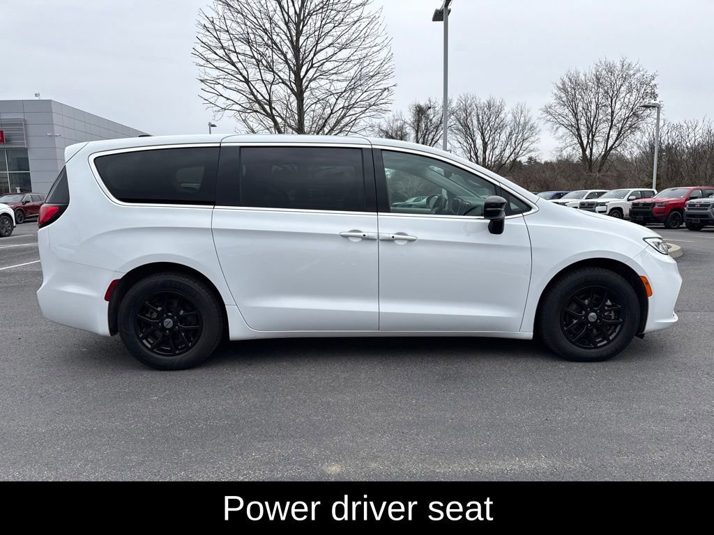 Used 2024 Chrysler Pacifica Touring-L image 10