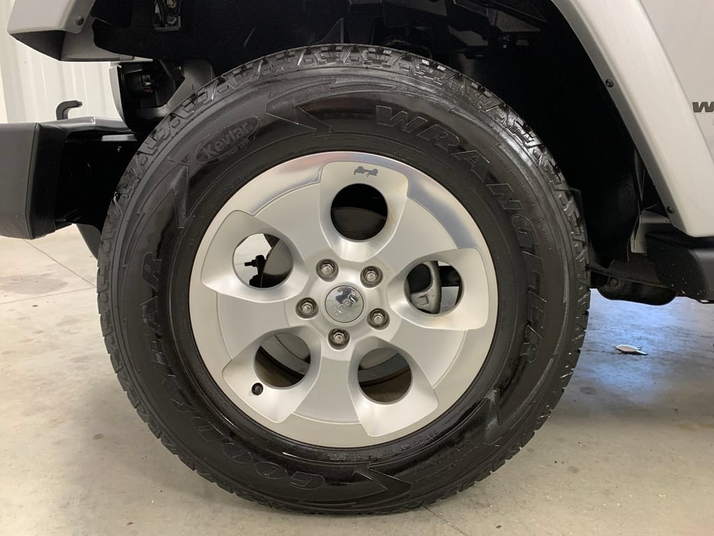 Used 2015 Jeep Wrangler Unlimited Sahara w/ Connectivity Group AWD/4WD image 2