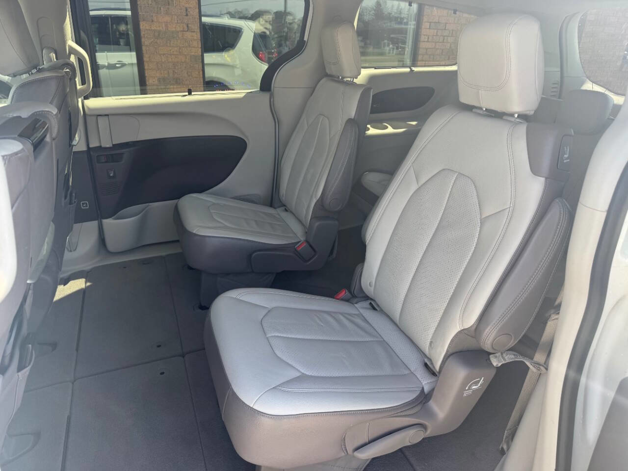 Used 2017 Chrysler Pacifica Touring-L Plus w/ Tire & Wheel Group image 22