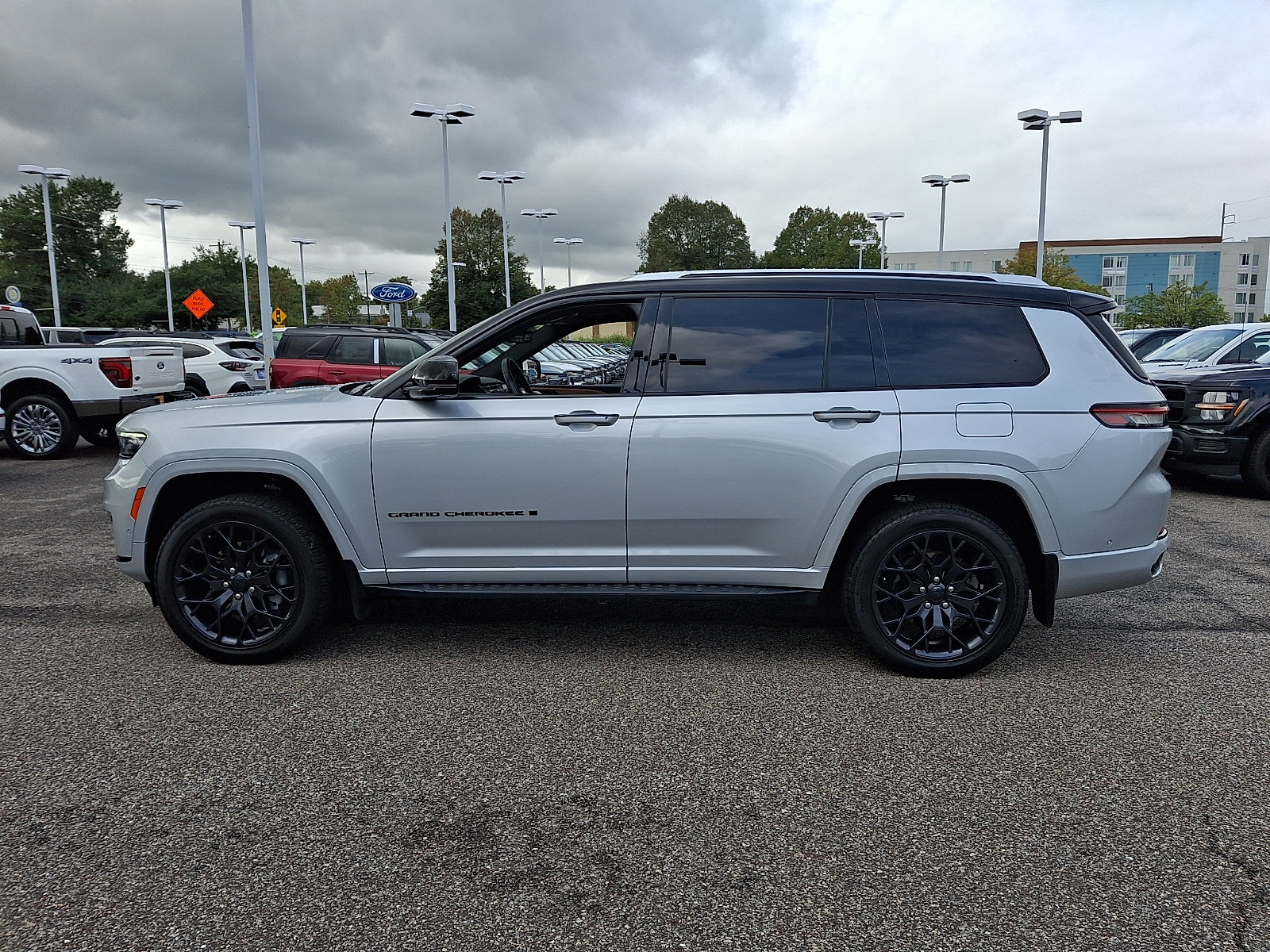 Used 2023 Jeep Grand Cherokee L Summit AWD/4WD image 6