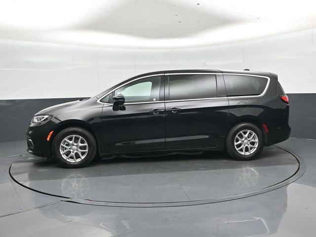 Used 2025 Chrysler Pacifica Select image 7