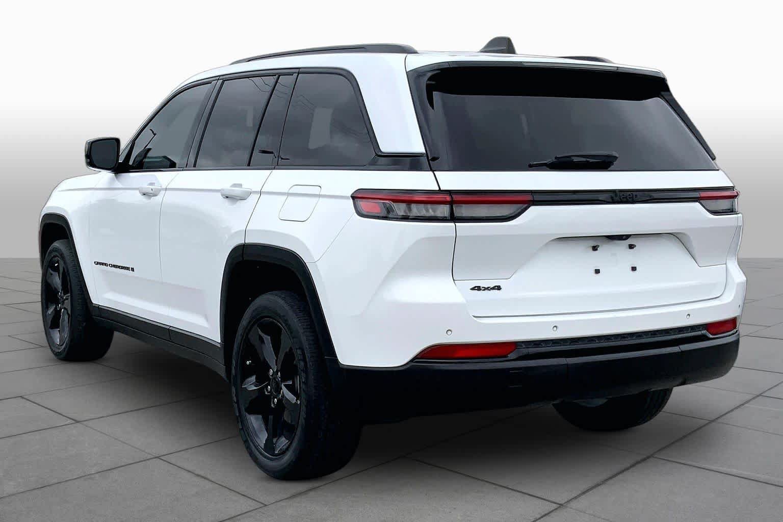 Used 2022 Jeep Grand Cherokee Altitude AWD/4WD image 19